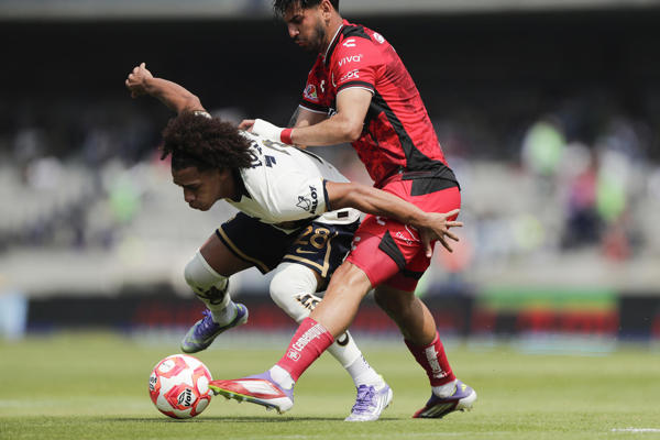  Adalberto Carrasquilla (i) de Pumas disputa un balón con Jesús Gómez de Tijuana. Foto: EFE 
