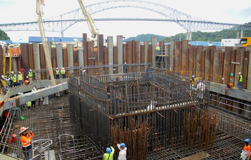 Este fin de semana se vació 1,600 m³ de concreto en la pila M3 del Cuarto Puente sobre el Canal. Foto: Cortesía/ MOP