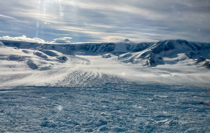 El glaciar Hektoria en febrero de 2024 durante el trabajo de campo en la bahía Larsen B en la Antártida. Foto: Naomi Ochwat