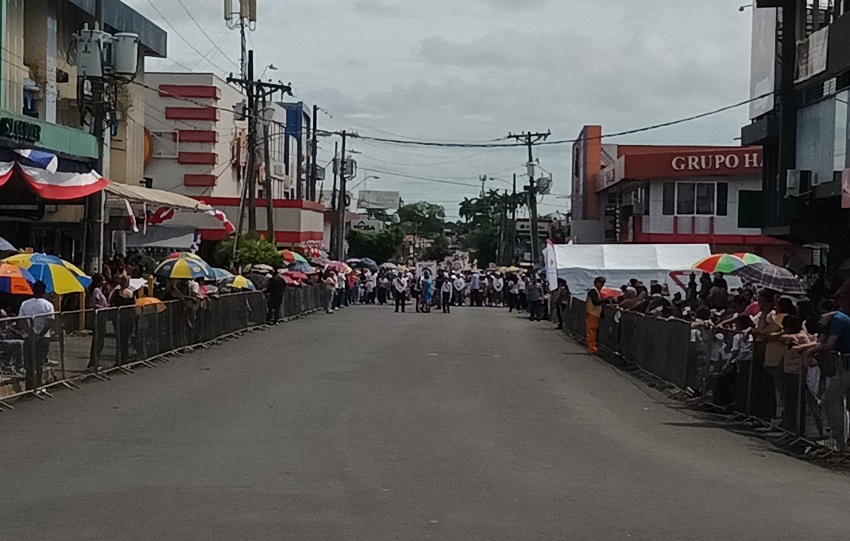 Para colmo las principales autoridades aparecieron en el palco principal pasadas las 9:00 de la mañana. Foto. Melquíades Vásquez Para colmo las principales autoridades aparecieron en el palco principal pasadas las 9:00 de la mañana. Foto. Melquíades Vásquez