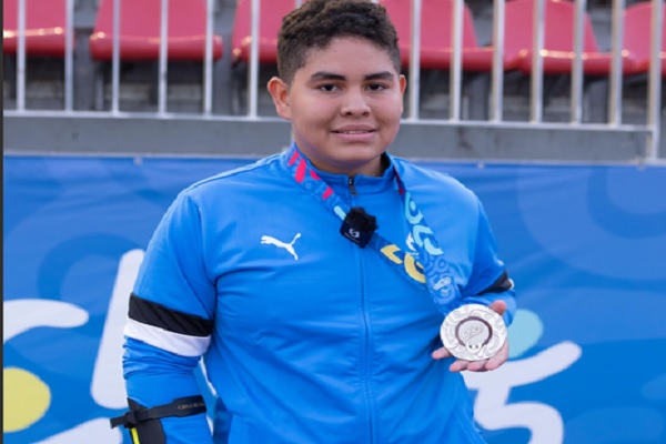 Juan Diego Pérez con su medalla de plata. Foto: Pandeportes