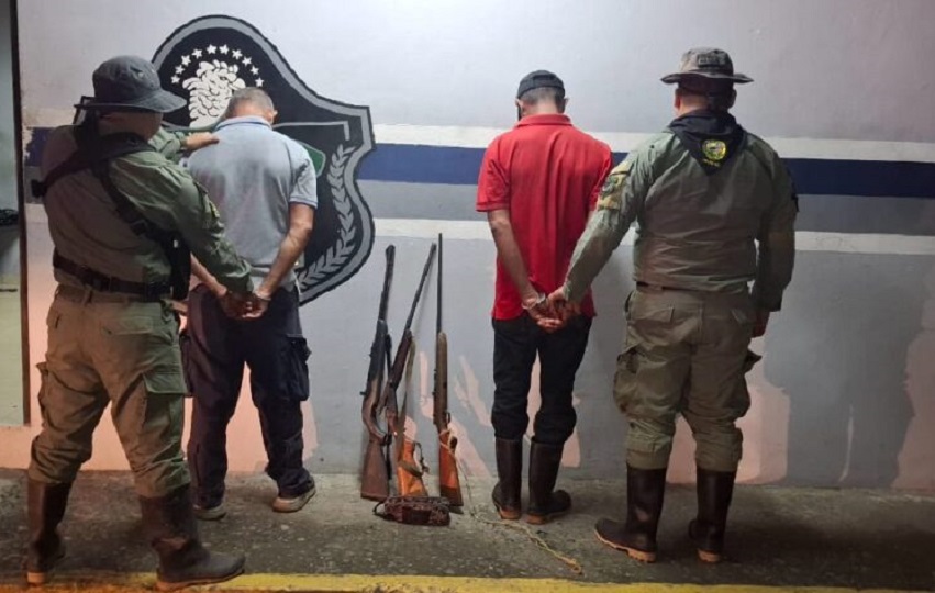 Los detenidos además de las armas tenían bolsas con restos de carne de saíno, especie protegida.  Foto. Cortesía MiAmbiente