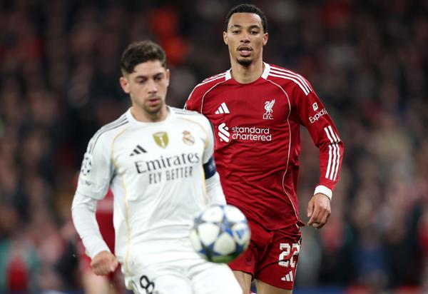  Federico Valverde, del Real Madrid (blanco) y Hugo Ekitike, delo Liverpool,  durante su partido de la UEFA Champions League. Foto: EFE 