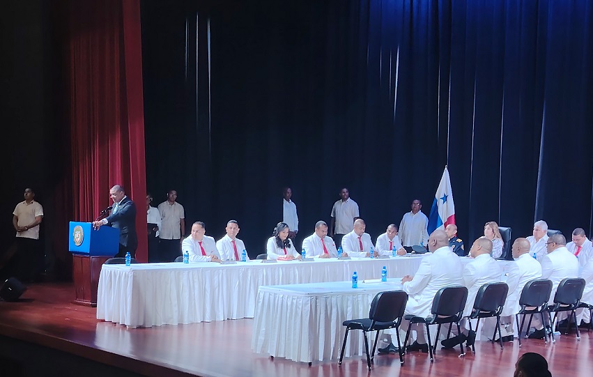 El alcalde Diógenes Galván explicó que el municipio se financia principalmente con el cobro de impuestos municipales, pero que la falta de cumplimiento fiscal ha reducido drásticamente la recaudación. Foto. Diómedes Sánchez