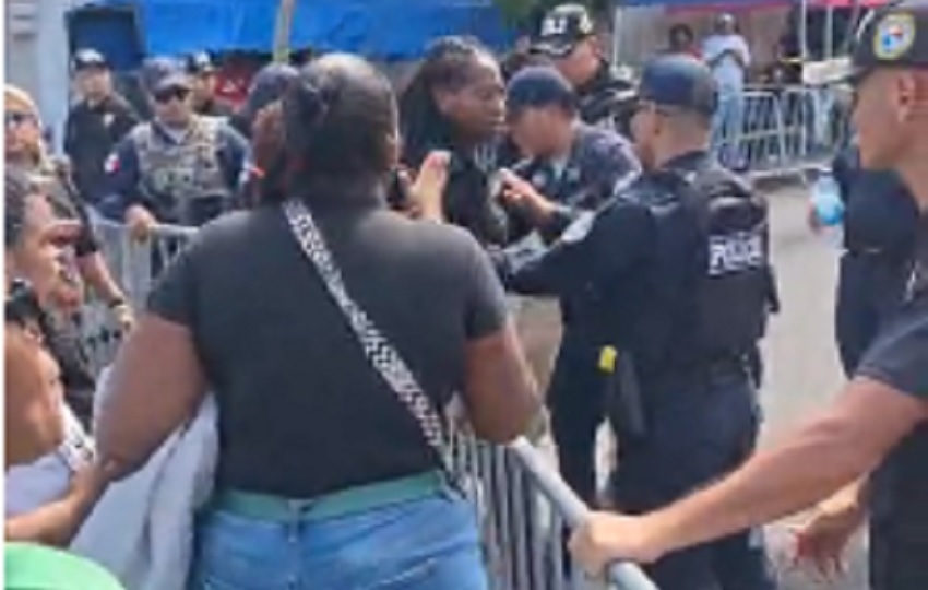 Docentes y otros grupos sociales intentaron ingresar al desfile del 5 de noviembre de Colón. Foto. Diómedes Sánchez