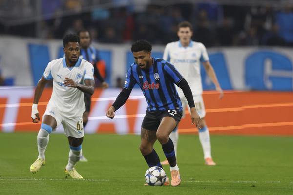 El panameño Michael Amir Murillo del Marsella (izq.) acecha al jugador Ederson del Atalanta. Foto: EFE El panameño Michael Amir Murillo del Marsella (izq.) acecha al jugador Ederson del Atalanta. Foto: EFE