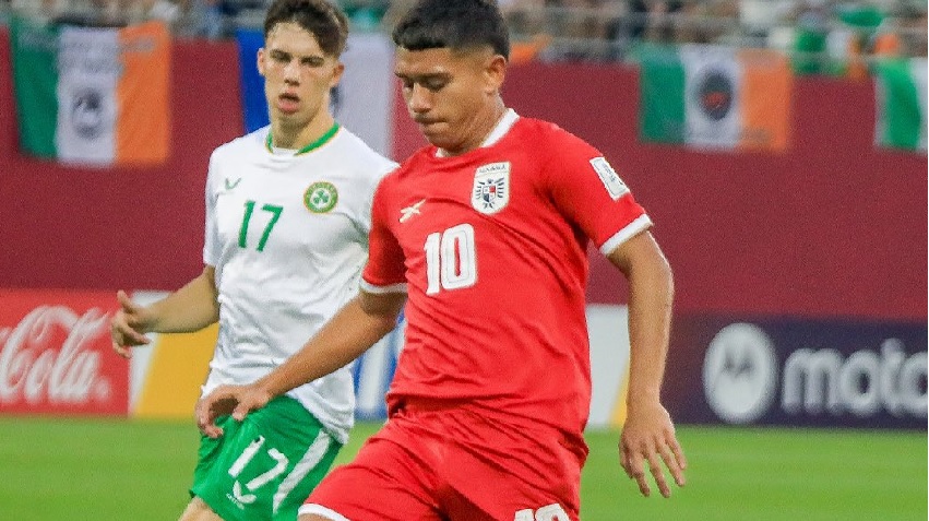 Adrián Olivardía con el balón; lo escolta el irlandés Max Kovalevskis. Foto: Cortesía FPF Adrián Olivardía con el balón; lo escolta el irlandés Max Kovalevskis. Foto: Cortesía FPF