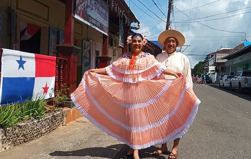 Con esta celebración, Soná reafirma su compromiso con la conservación de las tradiciones y con el orgullo de vestir la pollera, símbolo eterno de la gracia, la cultura y la historia del pueblo panameño. Foto. Melquíades Vásquez Con esta celebración, Soná reafirma su compromiso con la conservación de las tradiciones y con el orgullo de vestir la pollera, símbolo eterno de la gracia, la cultura y la historia del pueblo panameño. Foto. Melquíades Vásquez