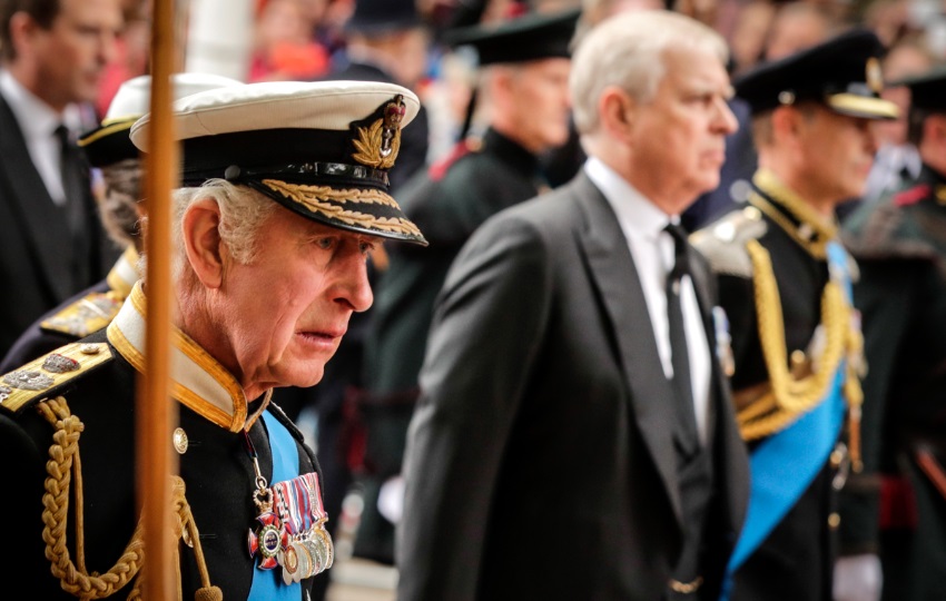 El rey Carlos III y el príncipe Andrés. Foto: EFE / EPA /Olivier Hoslet El rey Carlos III y el príncipe Andrés. Foto: EFE / EPA /Olivier Hoslet