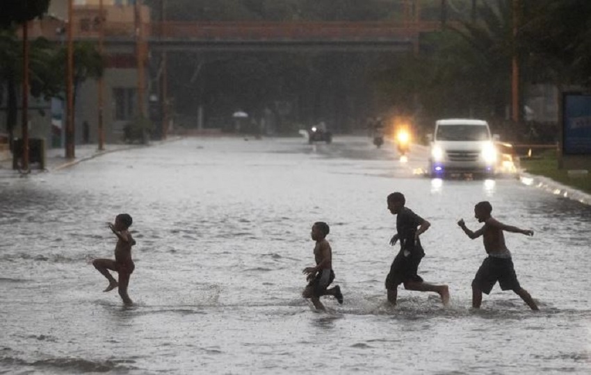 Un grupo de niños cruzaba por una calle inundada en Santo Domingo durante el paso del huracán Melissa. Foto: EFE Un grupo de niños cruzaba por una calle inundada en Santo Domingo durante el paso del huracán Melissa. Foto: EFE