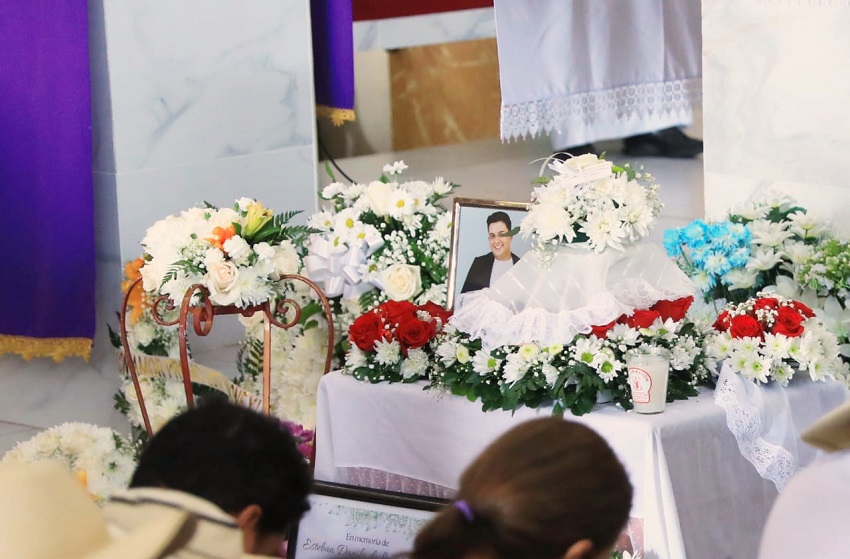 La cajita con los restos de Esteban reposaron en el centro de la parroquia. Foto: Landro Ortiz / Crítica