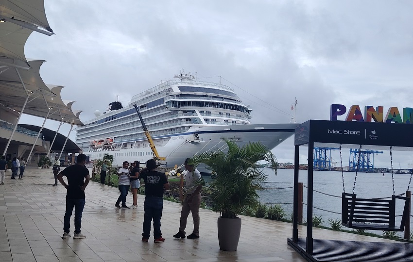 Los turistas pueden aprovechar el Sistema Colón Puerto Libre, que está exento del 7%. Foto. Diómedes Sánchez