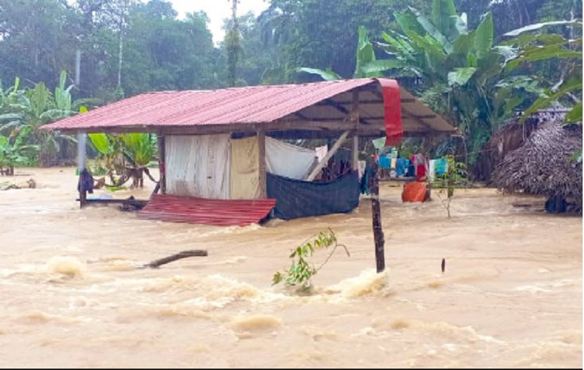 El desbordamiento de las corrientes provocó que el agua llegara a las viviendas, arrasando con los bienes materiales y generando serios daños en los hogares. Foto. Sinaproc