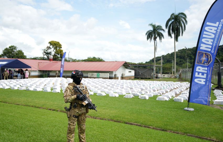 Un integrante del Servicio Aeronaval de Panamá custodia paquetes de cocaína incautados. Foto: EFE