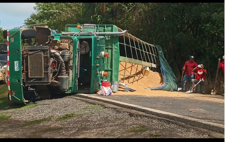El camión, debido a su tamaño y carga pesada, bloqueó gran parte de la carretera, afectando a decenas de conductores que se desplazaban hacia comunidades del litoral mariateño. Foto. Melquíades Vásquez
