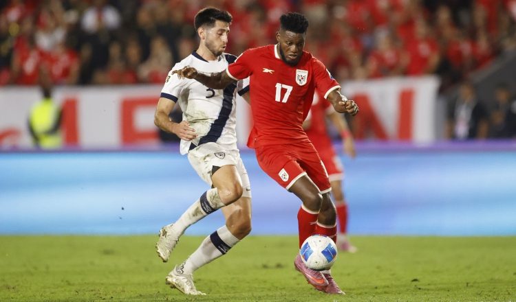 José Fajardo (d) de Panamá disputa el balón con Nicolas Samayoa de Guatemala, durante el partido  de ida entre ambos equipos. Foto:EFE