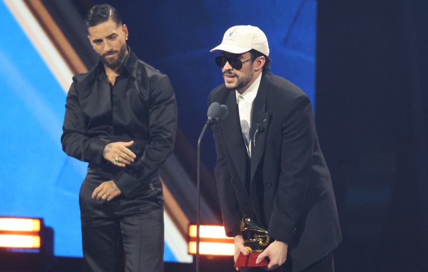 Bad Bunny recibiendo el Latin Grammy a álbum del año este jueves, en Las Vegas (EE.UU.). Foto: EFE / Octavio Guzmán