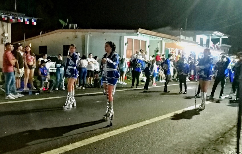 En Chitré, cerca de 15 bandas independientes desfilaron por las principales calles del distrito, compartiendo su música tradicional, coreografías y coloridos uniformes, en una jornada que llenó de energía el centro de la ciudad. Foto. Thays Domínguez En Chitré, cerca de 15 bandas independientes desfilaron por las principales calles del distrito, compartiendo su música tradicional, coreografías y coloridos uniformes, en una jornada que llenó de energía el centro de la ciudad. Foto. Thays Domínguez