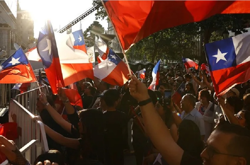 Simpatizantes de la candidata a la Presidencia de Chile por el partido Unidad por Chile, Jeannette Jara, sostienen banderas, en Santiago (Chile). Foto: EFE/ Elvis Gonzalez Simpatizantes de la candidata a la Presidencia de Chile por el partido Unidad por Chile, Jeannette Jara, sostienen banderas, en Santiago (Chile). Foto: EFE/ Elvis Gonzalez