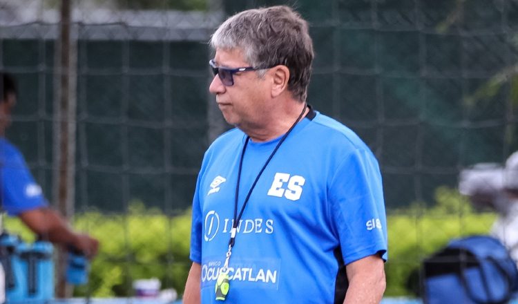 Hernán 'El Bolillo' Gómez, técnico del El Salvador. Foto: EFE