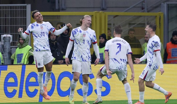 Erling Haaland (9) y sus compañeros de Noruega, celebran. Foto:EFE