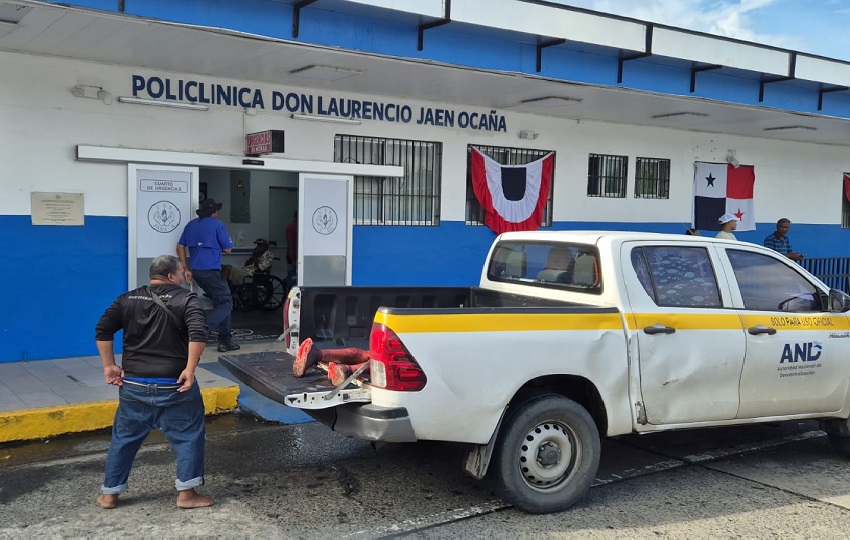El cuerpo del occiso quedó en las instalaciones de la Policlínica de Sabanitas para que se realizara el levantamiento por parte de los funcionarios de criminalística. Foto. Diómedes Sánchez