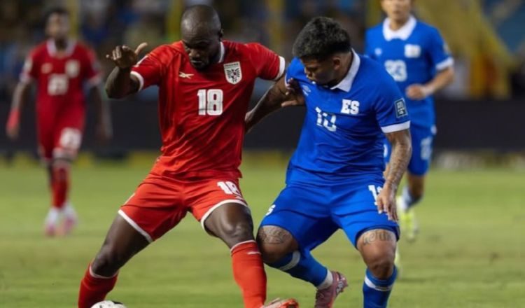 El panameño Cecilio Waterman (izq.) disputa el balón ante un salvadoreño Enrico Dueñas en el juego realizado en el estadio Cuscatlán. Foto: FPF