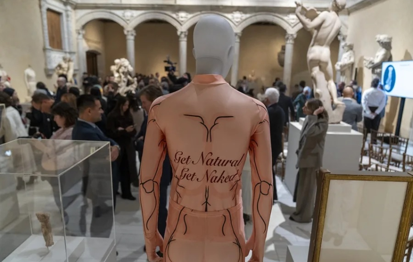 Traje que forman parte de la exposición del Costume Institute de primavera de 2026. Foto: EFE / Ángel Colmenares Traje que forman parte de la exposición del Costume Institute de primavera de 2026. Foto: EFE / Ángel Colmenares