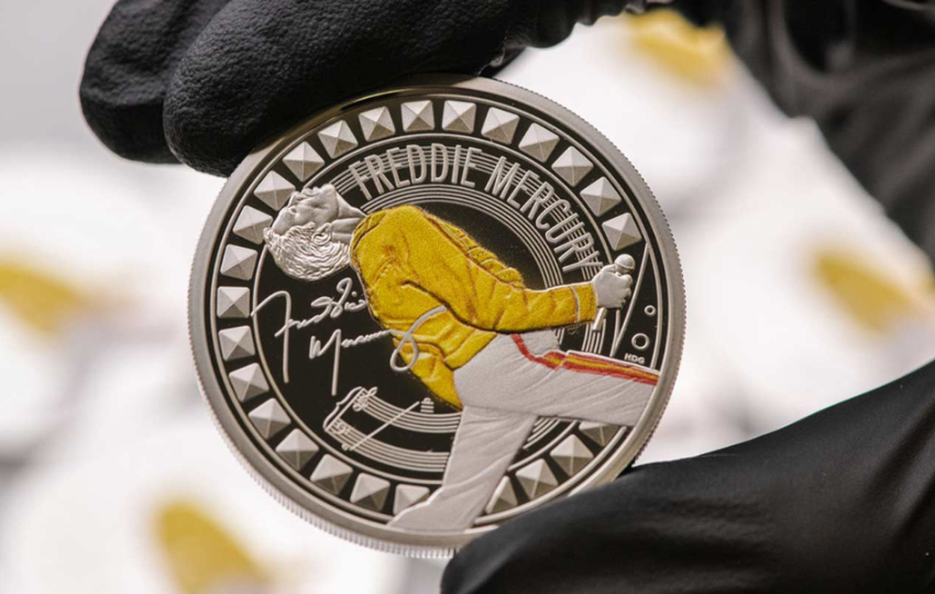 Moneda conmemorativa del cantante Freddie Mercury. Foto: EFE / Royal Mint