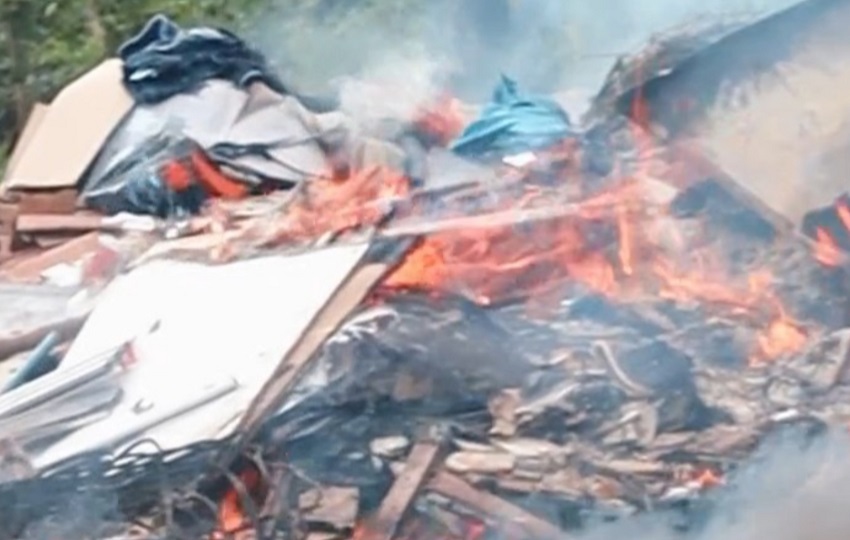 Según los vecinos, en este botadero clandestino los materiales son incinerados para extraerles el metal que poseen. Foto. Eric Montenegro