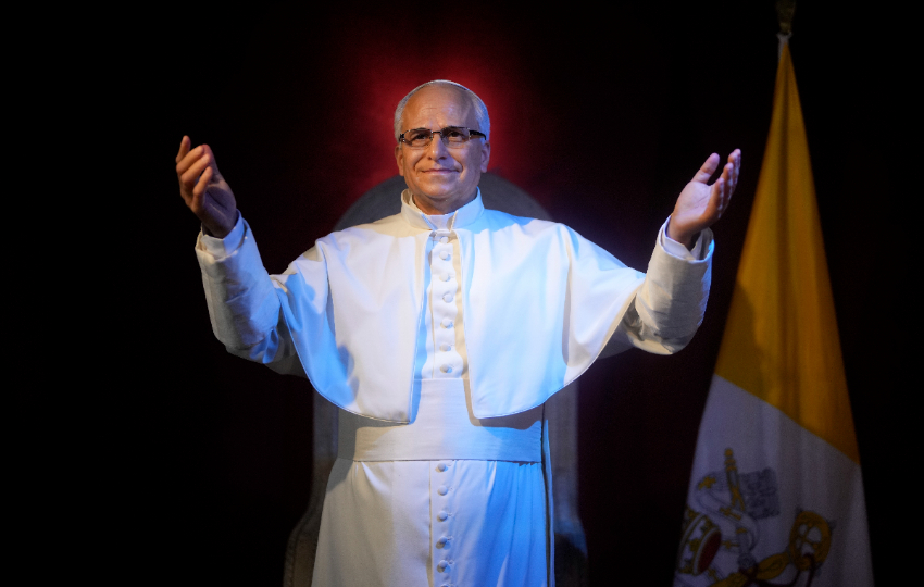 Figura del Papa León XIV en el Museo de Cera de Madrid, este miércoles. Foto: EFE / Borja Sánchez-trillo