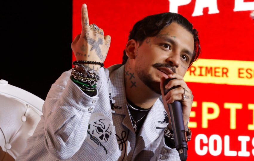 Christian Nodal habla en una rueda de prensa en Bogotá (Colombia). Foto: EFE / Mauricio Dueñas Castañeda