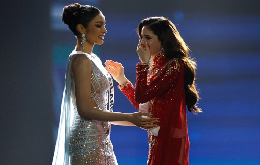 La mexicana Fatima Bosch reacciona tras ser coronada Miss Universo junto a la primera finalista, la tailandesa Praveenar Singh durante la 74.ª edición de Miss Universo 2025. EFE