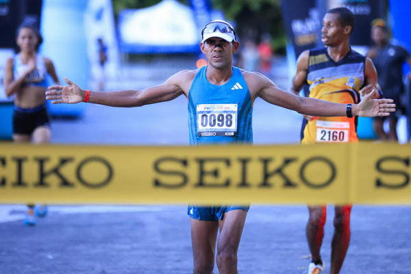 Jorge Castelblanco cruza la meta como ganador de la Maratón a Panamá 2025. Foto:EFE