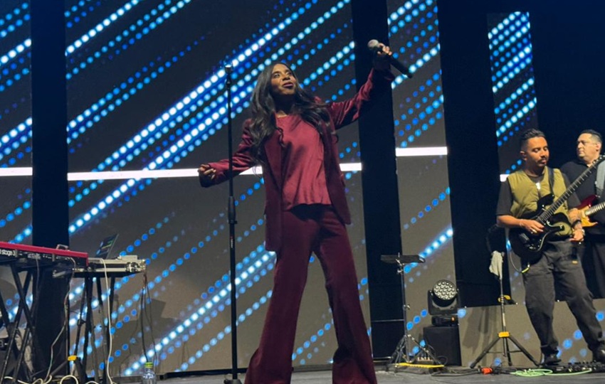 Goodman comenzó con canciones suaves de adoración. Foto: Grupo Epasa Goodman comenzó con canciones suaves de adoración. Foto: Grupo Epasa