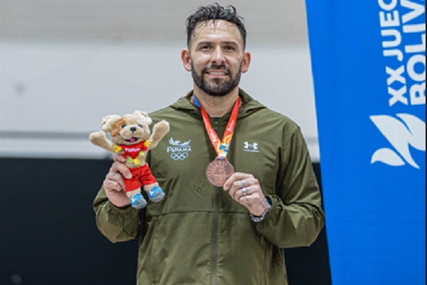 Arturo Dorati con la medalla de bronce. Foto: COP