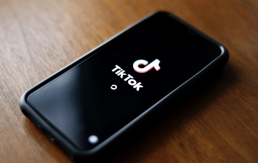 El ministro se reunió con representantes de TikTok y Meta y les instó a proporcionar un plan contra el contenido nocivo. Foto EFE