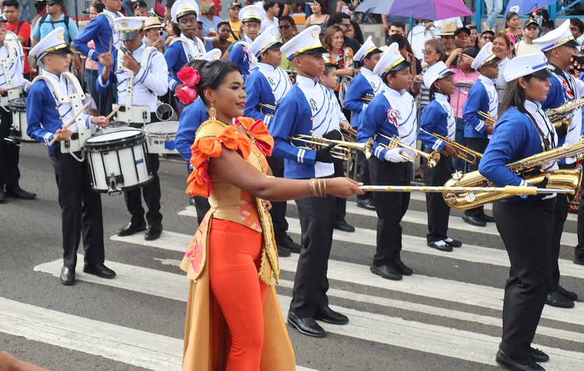 Debido a la masiva asistencia de bandas escolares, la Junta de Festejos y Efemérides Patrias tomó la decisión de no incluir en el desfile del 28 de noviembre a las bandas independientes. Foto. Eric Montenegro