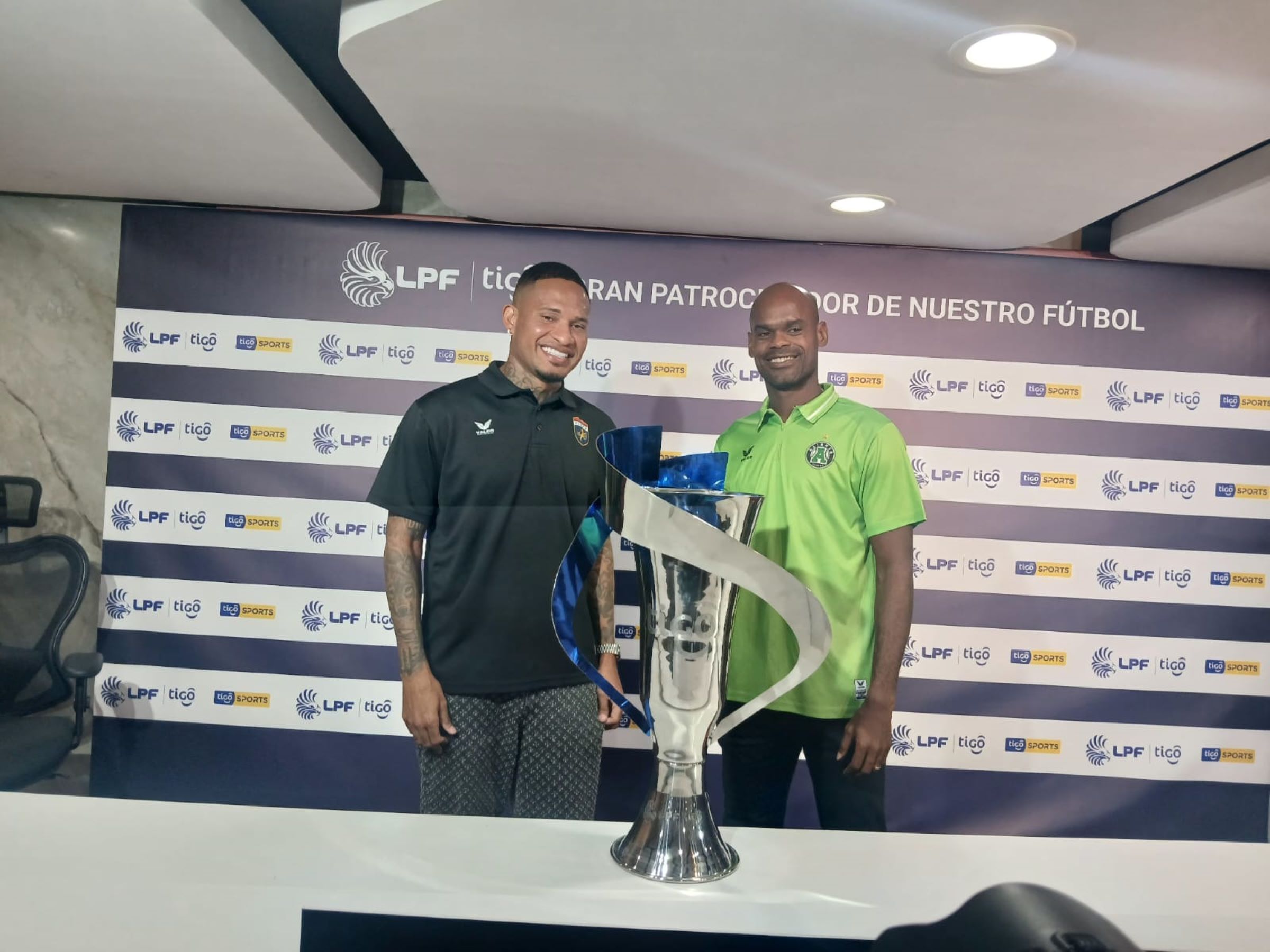 Eric Davis, del Plaza Amador (izq.) y Adolfo Machado, del Alianza. Foto: Jaime Chávez Eric Davis, del Plaza Amador (izq.) y Adolfo Machado, del Alianza. Foto: Jaime Chávez