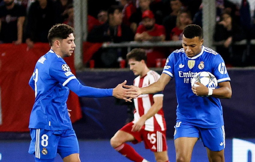 Kylian Mbappé se lleva el balón a casa. Foto EFE Kylian Mbappé se lleva el balón a casa. Foto EFE