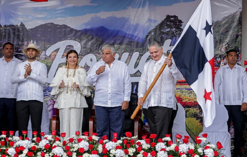 El ministro  Juan Carlos Orillac  es el abanderado de la fecha.  Foto: Presidencia