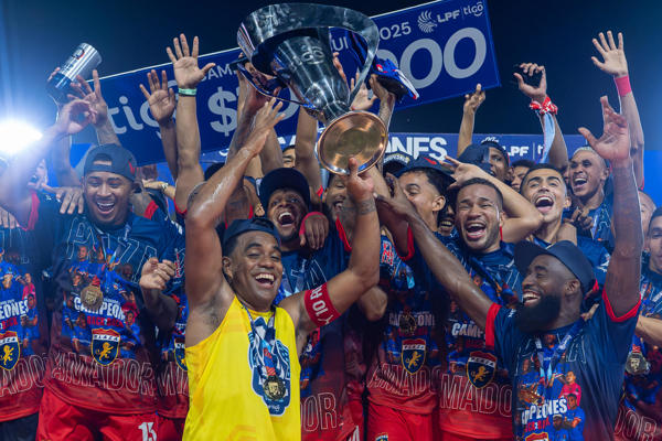 Jugadores del Plaza Amador, levantan el trofeo de campeón de la LPF. Foto: EFE