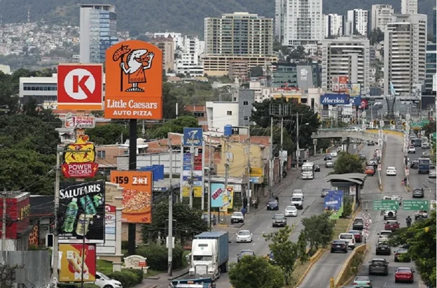 Fotografía de una avenida, en Tegucigalpa (Honduras). Foto: EFE/ Gustavo Amador