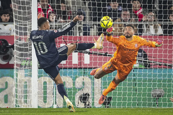 l guardameta argentino del Girona, Paulo Gazzaniga (d), despeja el balón ante el delantero francés del Real Madrid, Kylian Mbappé. Foto: EFE