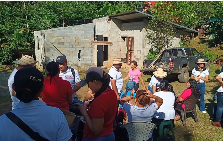 Los docentes emprendieron la construcción y el equipamiento de una vivienda para Lineth Batista, alumna de séptimo grado de la escuela CBG Santa Fe. Foto. Melquíades Vásquez