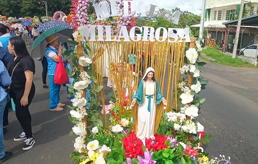 La romería culminó con una misa solemne en la Catedral de Santiago, donde los creyentes agradecieron y elevaron peticiones a la virgen. Foto. Melquíades Vásquez
