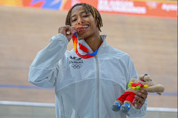  Yusneiry Agrazal, muestra la medalla de bronce. Foto: COP
