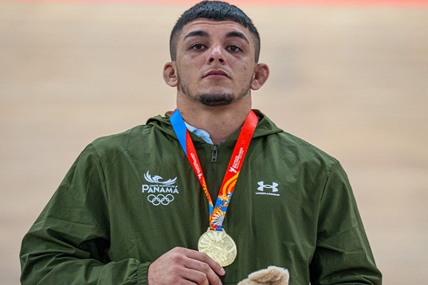 El luchador Ángel Cortés festeja su medalla de oro. Foto: COP El luchador Ángel Cortés festeja su medalla de oro. Foto: COP
