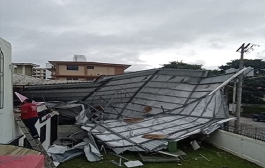 En la provincia de Colón, se reportaron desprendimientos de techos y obstrucción de vías por caída de árboles y deslizamientos. 