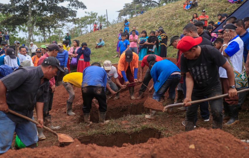 Personas cavan en el cementerio del poblado de Cascabel, distrito de Mironó. Foto: EFE